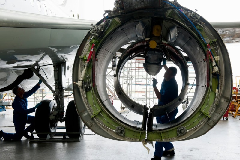 art_aircraft-maintenance-crew.jpg